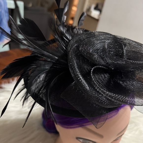 Elegant Black Feather Fascinator/ New - Picture 5 of 9
